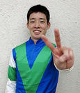 金沢でのヤングジョッキーズシリーズでも勝利を飾り、Ｖサインを見せる笠松・渡辺竜也騎手