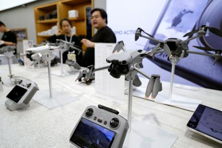 　ドローンを販売する北京市内の店舗＝４月２７日（共同）