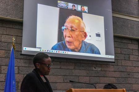 　２日、ケニア・ナイロビの国連事務所で開かれた会合にオンライン参加し核兵器廃絶を訴える中村富洋さん（撮影・中野智明、共同）
