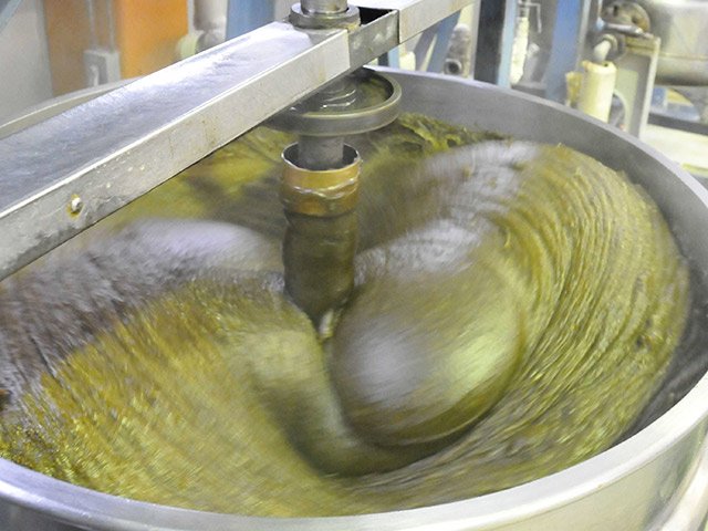 北海道産の昆布に水飴などを加えて、ペースト状になるまで煮詰められるこんぶ飴＝本巣市温井、浪速製菓