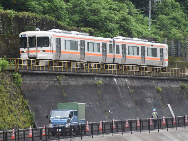 国道４１号とともに飛騨川沿いを通る区間を走るＪＲ高山線の普通列車。２８日には国道４１号が全面復旧する＝下呂市小坂町門坂