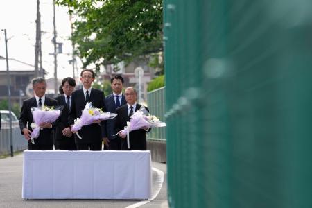 　児童が倒壊したブロック塀の下敷きになった大阪府高槻市立寿栄小前で献花する関係者＝１８日午前
