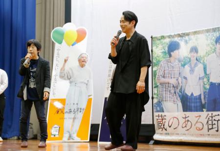 　映画「蔵のある街」のトークイベントに登壇した高橋大輔さん（右）と平松恵美子監督＝３０日午後、岡山県倉敷市