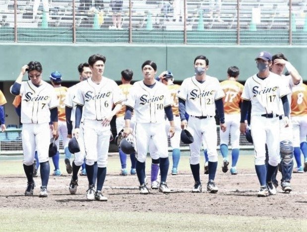 ＪＲ東海に敗れ敗退が決まり、肩を落とす西濃運輸の選手たち＝岡崎市民