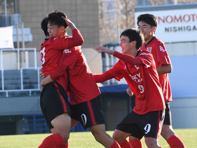 ２点目を挙げて喜ぶ帝京大可児の選手たち＝味の素フィールド西が丘