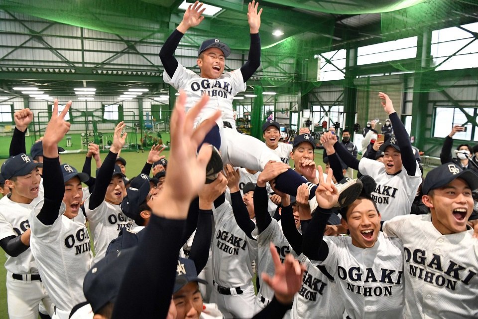 第９５回選抜高校野球大会出場が決まり、喜ぶ大垣日大の選手たち＝２７日午後４時２分、安八郡神戸町末守、大垣日大高校野球部室内練習場