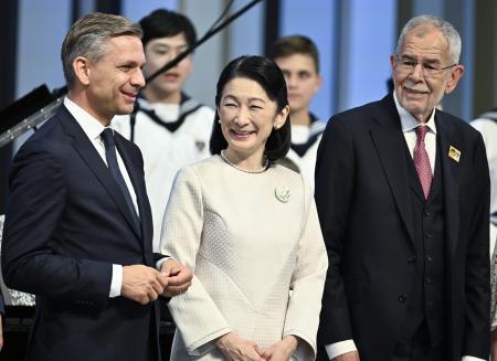 　オーストリアのナショナルデー式典に出席された秋篠宮妃紀子さま。右はファンデアベレン大統領＝２３日午前、大阪市此花区の夢洲