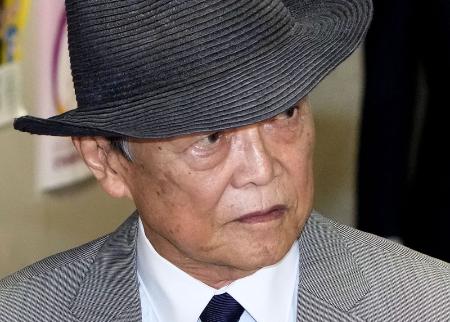 　自民党本部を出る麻生元首相＝昨年１０月、東京・永田町