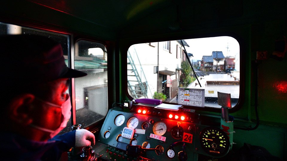 住宅地の間を縫うように進むディーゼル機関車＝大垣市赤坂町