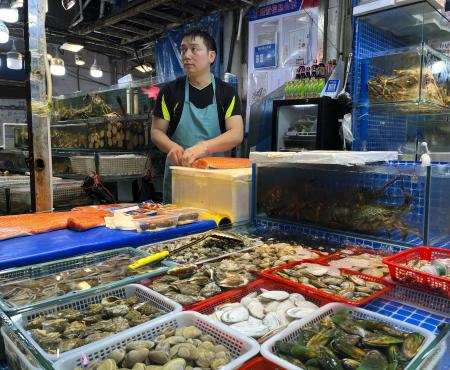 　中国北京市にある海鮮市場の鮮魚店＝６月３０日（共同）