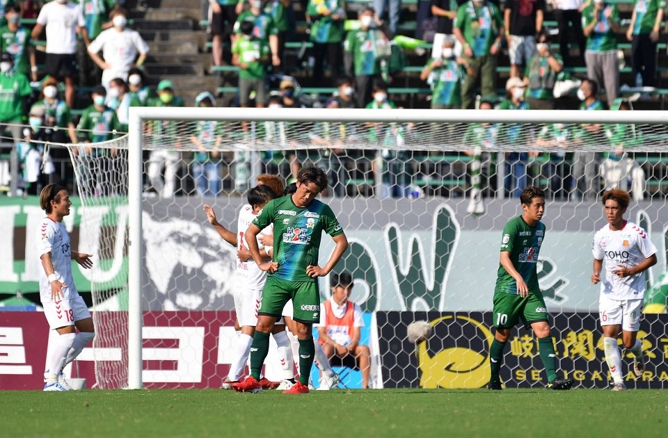 ＦＣ岐阜×福島＝前半終了間際に相手にＰＫを決められ、うなだれるＦＣ岐阜の選手たち＝長良川競技場