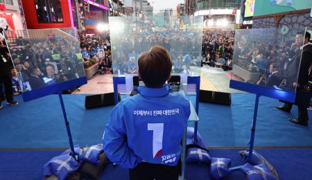 　韓国大統領選で、防弾ガラスが設置された会場で演説をする「共に民主党」の李在明前代表＝１９日、ソウル（聯合＝共同）