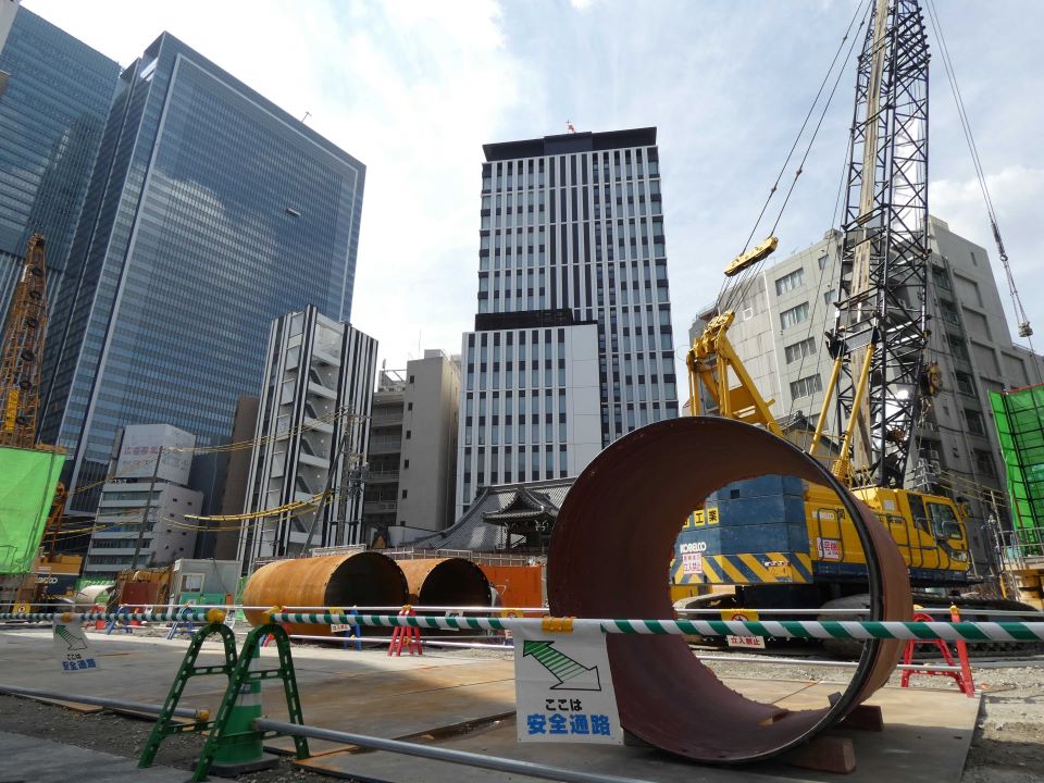 リニア中央新幹線・名古屋駅建設で、旧来建物の撤去作業が進む現場（東工区）＝名古屋市中村区名駅
