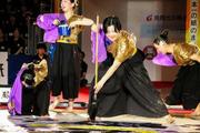 　書道パフォーマンス甲子園で２連覇を果たした茨城県の水戸葵陵高の演技＝２日午後、愛媛県四国中央市
