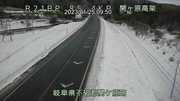国道２１号沿いに雪が積もる不破郡関ケ原町内（岐阜国道事務所のライブカメラより）