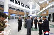 　完工式を控えた平壌総合病院を視察する北朝鮮の金正恩朝鮮労働党総書記（中央左）＝２３日、平壌（朝鮮中央通信＝共同）