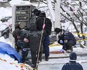 　現場検証でエスカレーターの操作について従業員からの説明を聞く捜査員。右下は事故のあったベルトの巻き取り口＝６日午後２時５９分、北海道小樽市