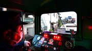 住宅地の間を縫うように進むディーゼル機関車＝大垣市赤坂町