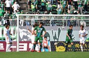 ＦＣ岐阜×福島＝前半終了間際に相手にＰＫを決められ、うなだれるＦＣ岐阜の選手たち＝長良川競技場