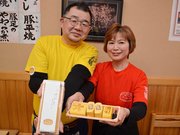 「豚ヒレカツだし巻き玉子」を手にする塩見久嗣さんと妻のゆう子さん＝大垣市郭町、美膳