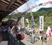 世の平安や豊年万作を祈って奉納される寒水の掛踊＝郡上市明宝寒水