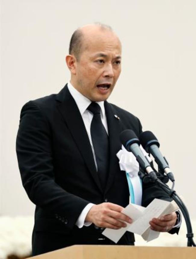　「長崎原爆犠牲者慰霊平和祈念式典」で平和宣言を読み上げる長崎市の鈴木史朗市長＝９日午前