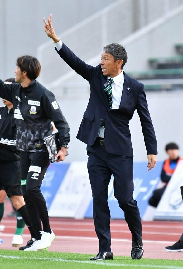 ＦＣ岐阜×讃岐＝後半、ピッチサイドから選手に指示を出すＦＣ岐阜の上野優作監督＝長良川競技場