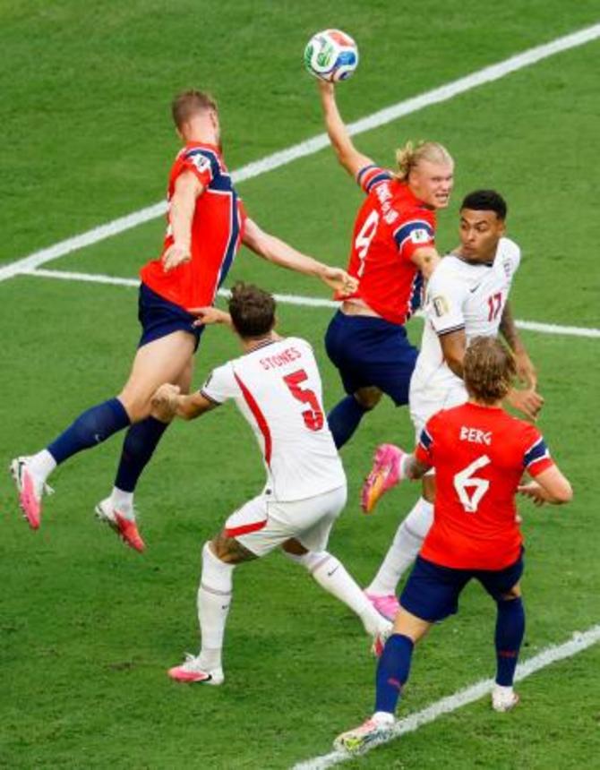 　ノルウェー―イングランド　延長前半、競り合うノルウェーのハーランド（上中央）＝マイアミ（共同）