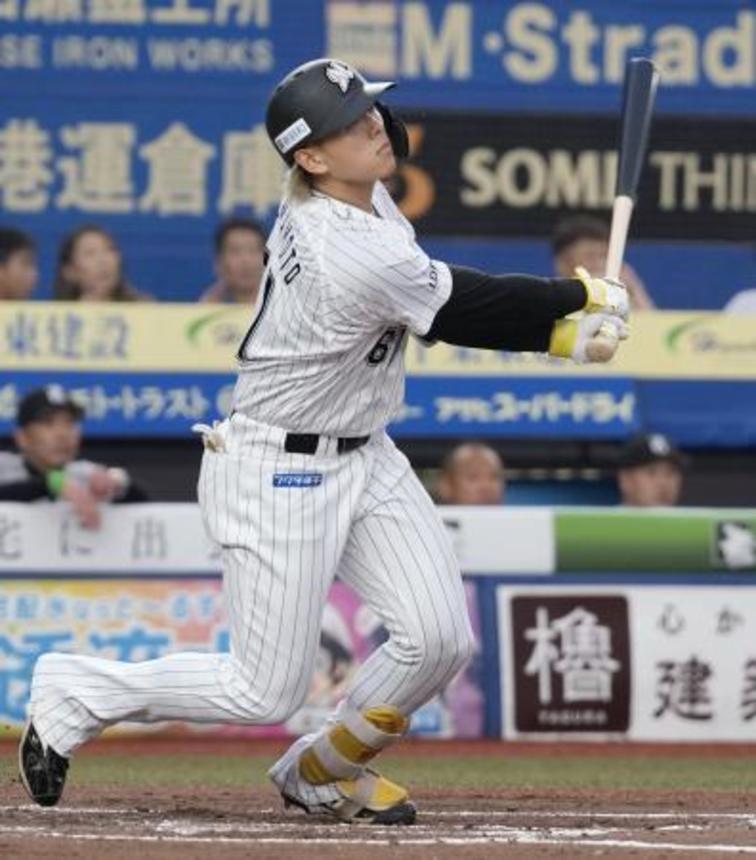 　２回ロッテ無死、山本が右越えに先制ソロを放つ＝ＺＯＺＯマリン