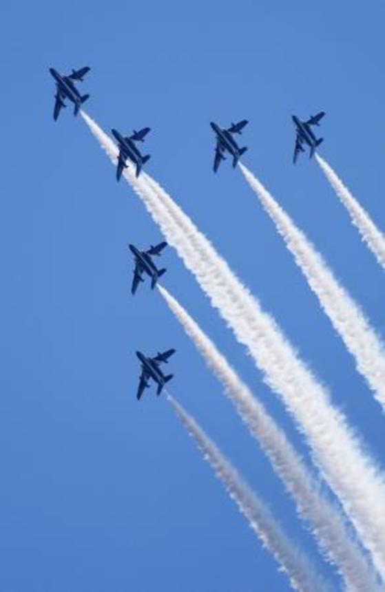 　富山県氷見市上空を飛行する航空自衛隊の「ブルーインパルス」。能登半島地震の被災者を元気づけようと実施された＝２日正午