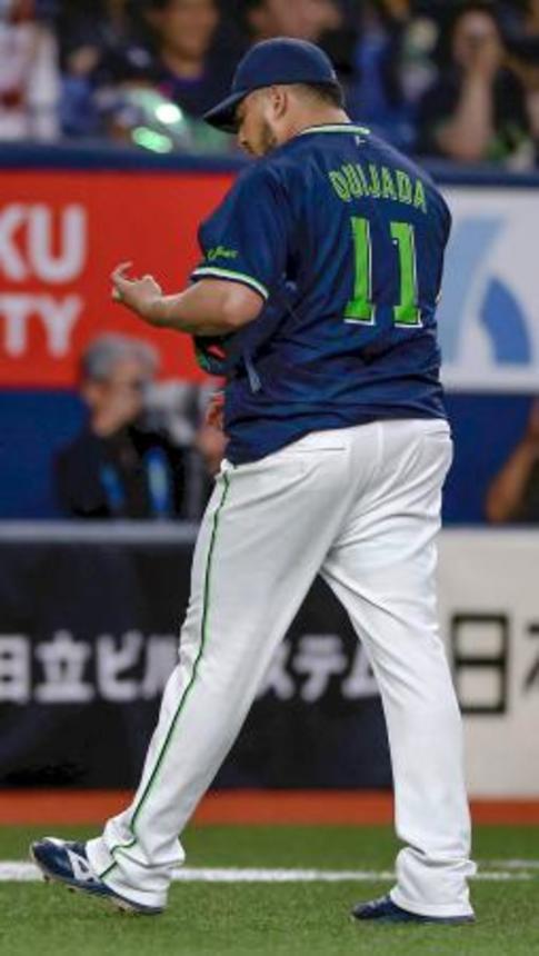 　９回、サヨナラ打を許し、引き揚げるヤクルトのキハダ＝京セラドーム