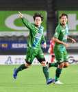 ＦＣ岐阜×鳥取＝後半３６分、３点目となるゴールを決め、喜ぶＦＣ岐阜のＭＦ窪田（８）＝長良川競技場