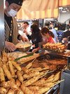 揚げたてを待つ客のために次々と揚げられていく串カツ