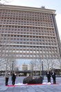 除幕された県新庁舎の銘板＝１６日午前９時４５分、岐阜市薮田南