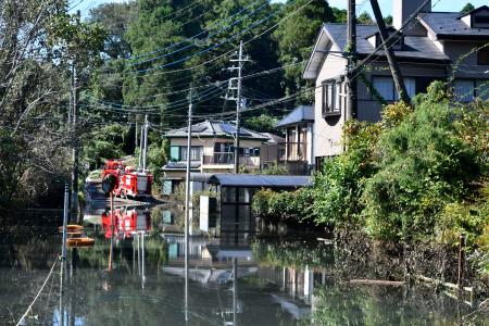 　台風２５号の影響で川の沿岸の盛り土が崩れ、浸水が長期化している千葉県酒々井町の宅地＝８日午後