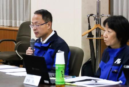 　石川県・奥能登地域に建設予定の新病院に関する検討会で発言する山野之義知事（左）＝２７日午後、石川県庁