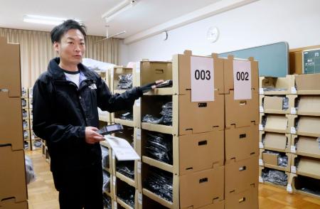 　ネット通販向けの商品保管場所として活用している、閉校した小学校の教室＝１７日午後、岐阜県海津市