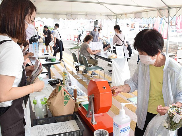 県産品が当たるくじ引きに参加する買い物客＝岐阜市下土居、ＪＡぎふおんさい広場鷺山