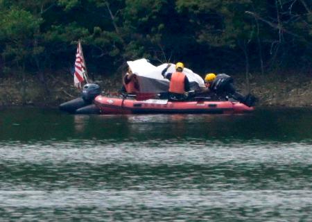 　空自Ｔ４練習機が墜落した入鹿池で作業をする自衛隊の潜水士ら＝１６日午後０時５２分、愛知県犬山市