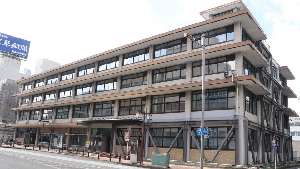 改修か、解体かを含め岐阜市が民間から事業計画の提案を募る市役所旧南庁舎＝同市神田町
