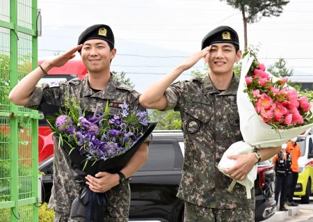 　１０日、韓国軍での兵役を終えたＢＴＳのＲＭさん（左）とＶさん＝韓国北東部春川（共同）