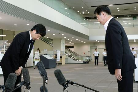 　兵庫県三田市役所で田村克也市長（右）に謝罪する新潟県上越市の中川幹太市長＝２９日午前