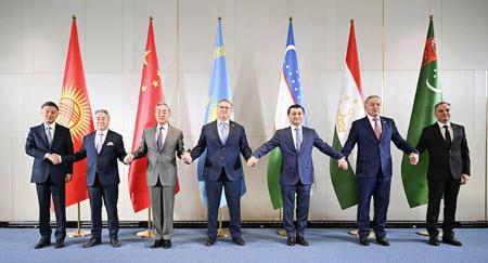　中央アジア各国の外相らと手をつなぐ中国の王毅外相（左から３人目）＝２６日、カザフスタンのアルマトイ（中国外務省のホームページから、共同）