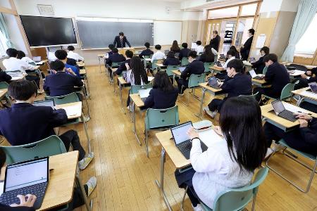 　全国学力・学習状況調査でオンライン方式での理科のテストに臨む生徒＝４月、東京都内の中学校