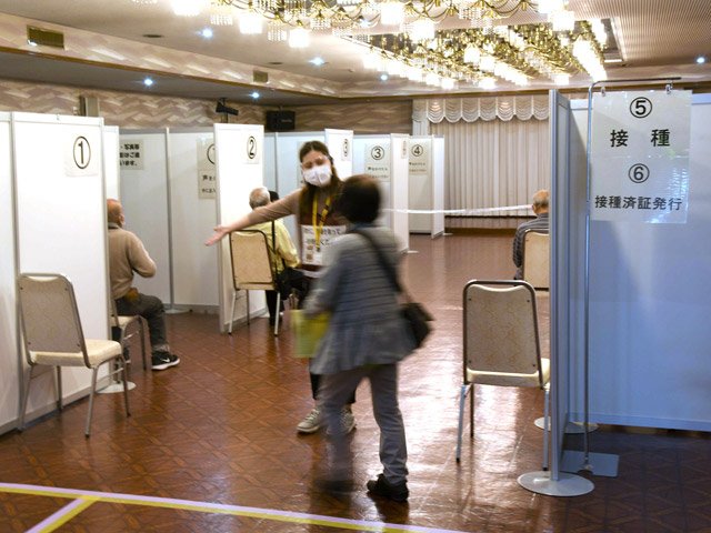 大垣市の高齢者向け集団接種会場。レイアウトを変更するなどして迅速な接種を進めている＝同市新田町、市民会館