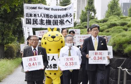 　２０２２年参院選を巡る「１票の格差」訴訟で、最高裁へ向かう升永英俊弁護士（中央）らのグループ＝２０２３年９月、東京都千代田区