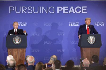 　会談後、共同記者発表するロシアのプーチン大統領（左）とトランプ米大統領＝１５日、米アラスカ州アンカレジ（ロイター＝共同）