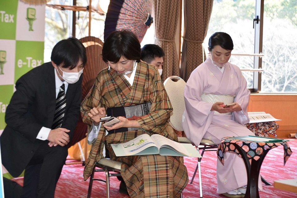 スマホで申告書の作成に挑戦する長良川温泉女将会のメンバー＝岐阜市湊町、ホテルパーク