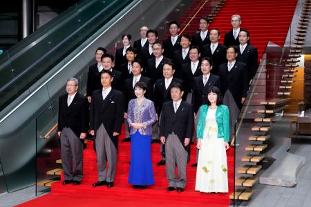 　第２次高市改造内閣の初閣議を終え、記念写真に納まる高市首相（前列中央）と閣僚ら＝１７日、首相官邸