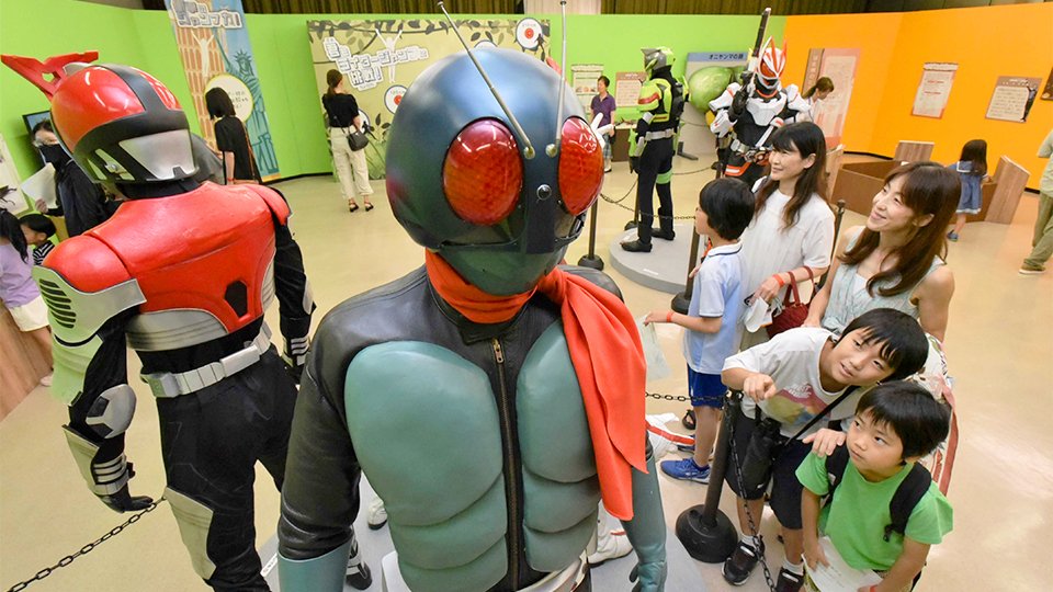 生き物がモチーフになっている歴代の仮面ライダーや自然を学べる展示が並ぶ夏の特別展＝岐阜市本荘、市科学館（撮影・坂井萌香）